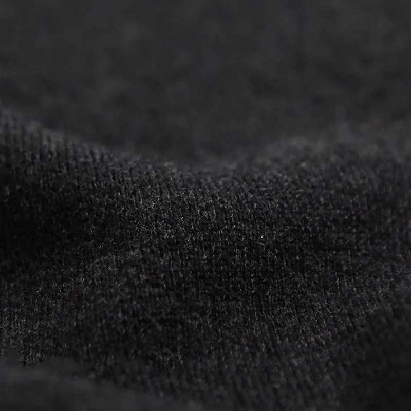 Elegant V-neck men's sweater for style-conscious men
