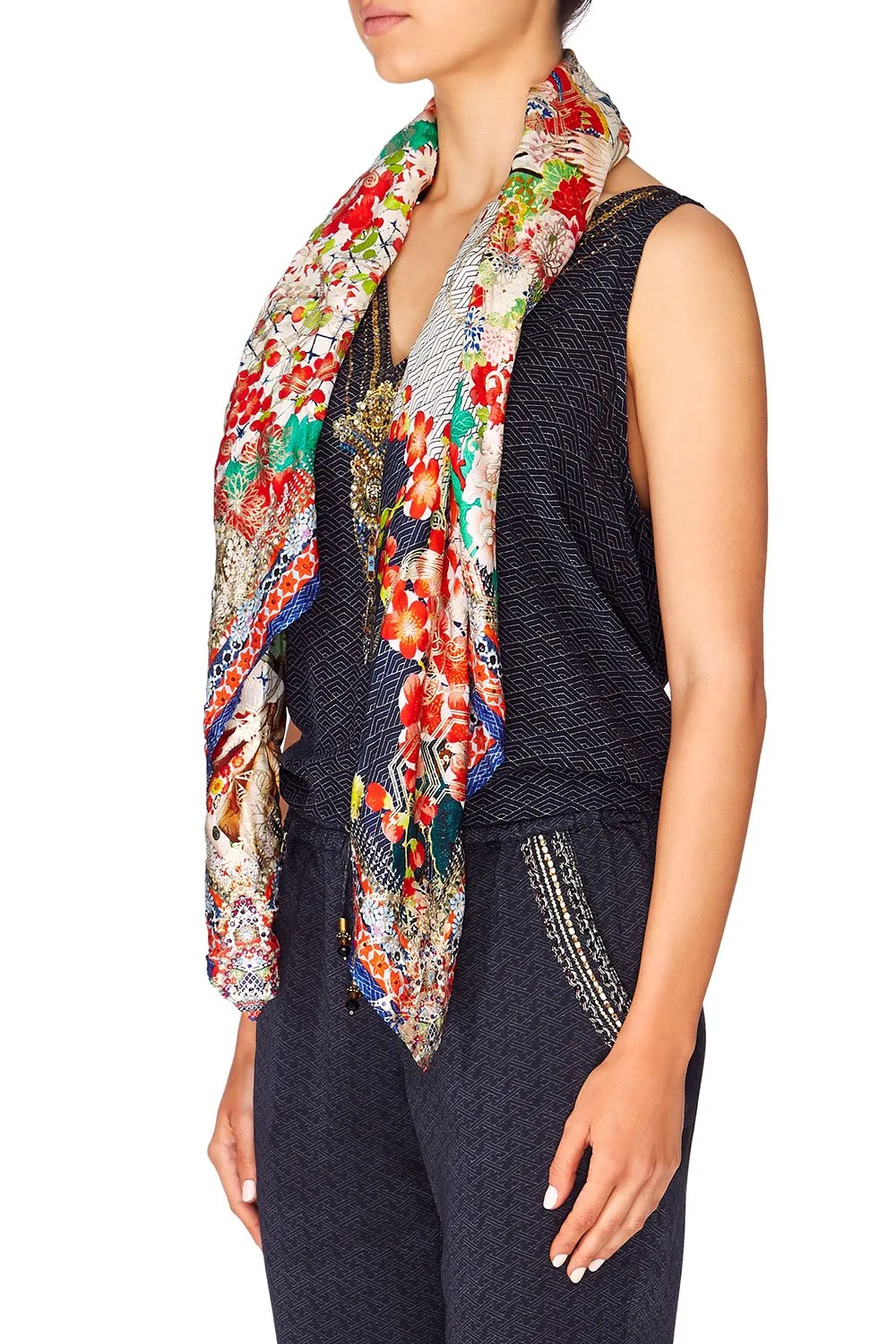 LARGE SQUARE SCARF GEISHA GIRL