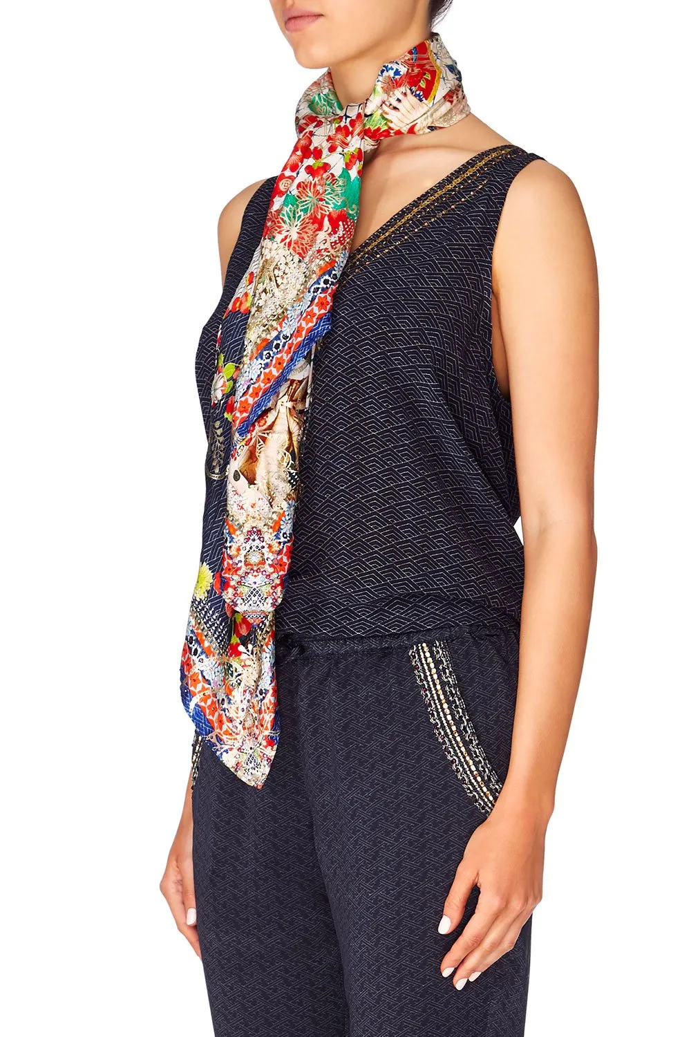 LARGE SQUARE SCARF GEISHA GIRL
